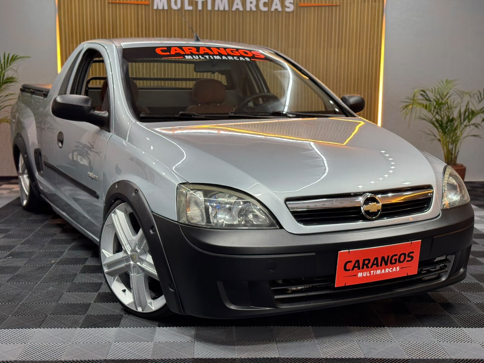 Chevrolet Montana 2008 rebaixada vista de frente