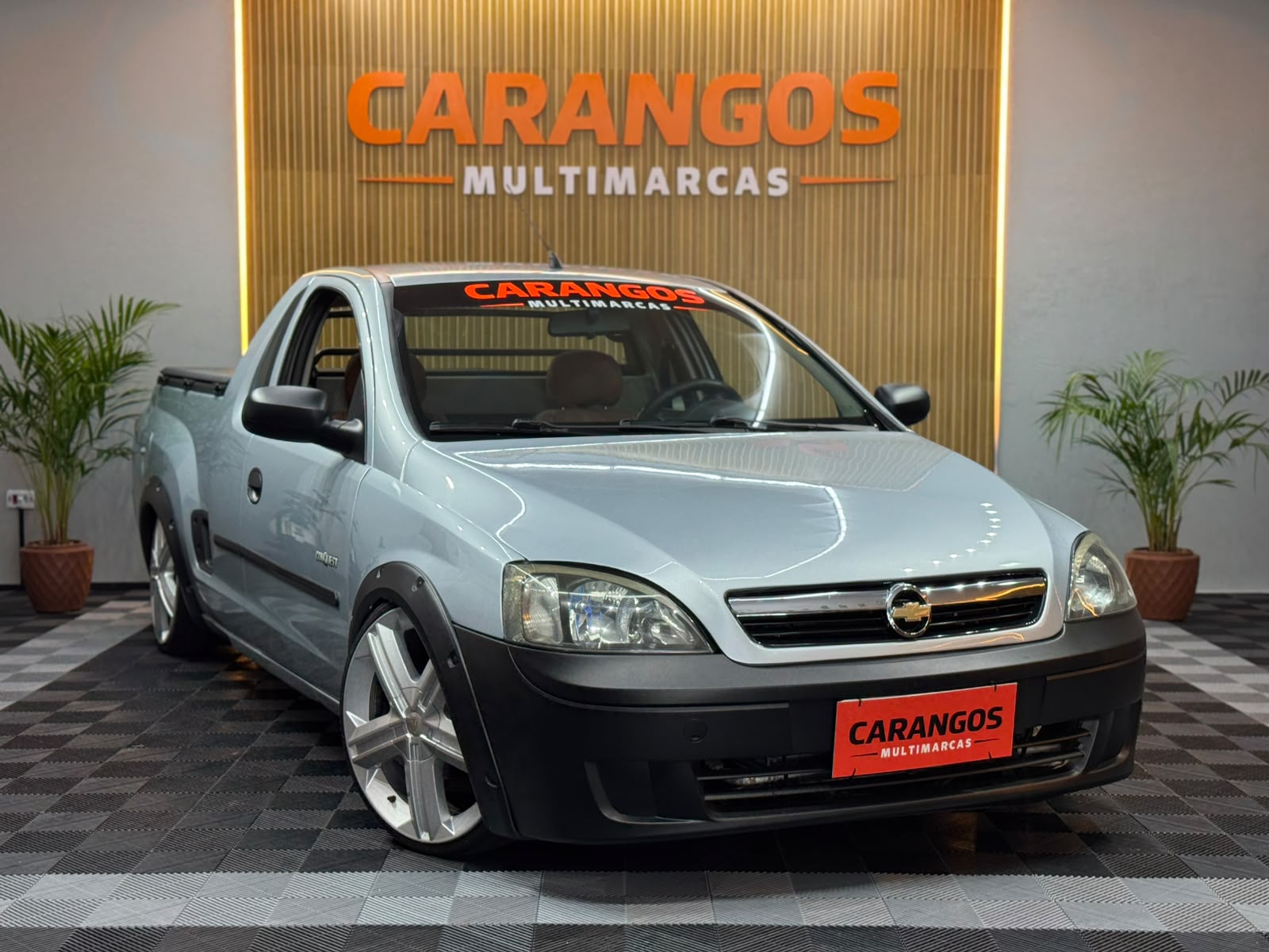 Chevrolet Montana 2008 rebaixada vista de frente