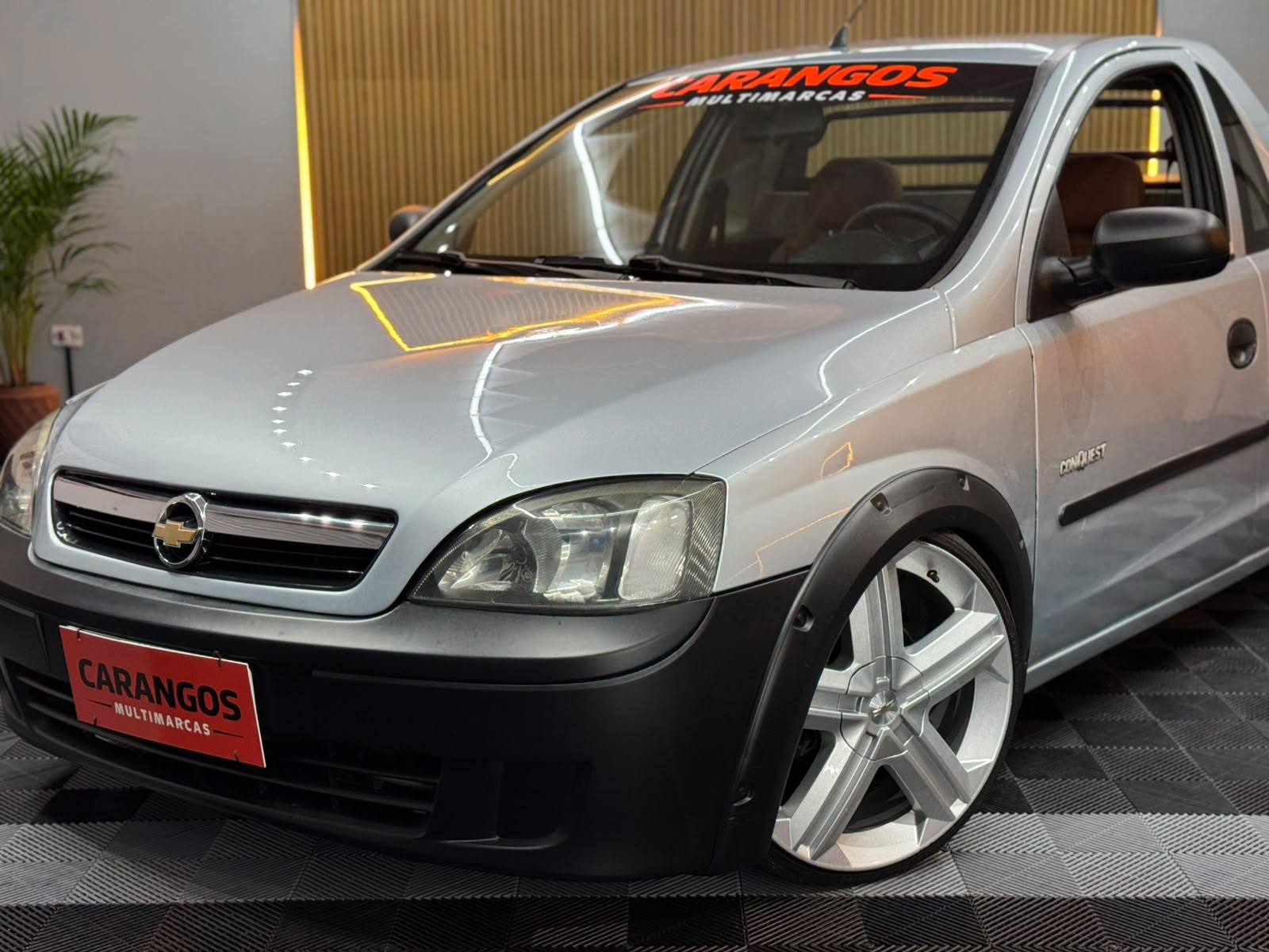 Chevrolet Montana 2008 rebaixada vista de frente