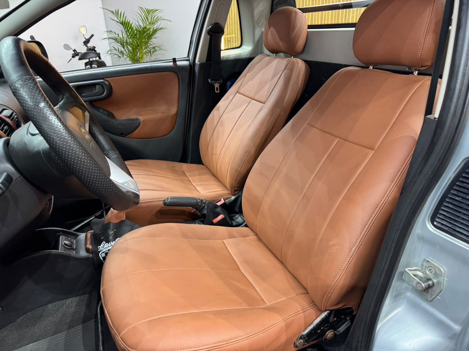 Interior da Chevrolet Montana 2008 rebaixada