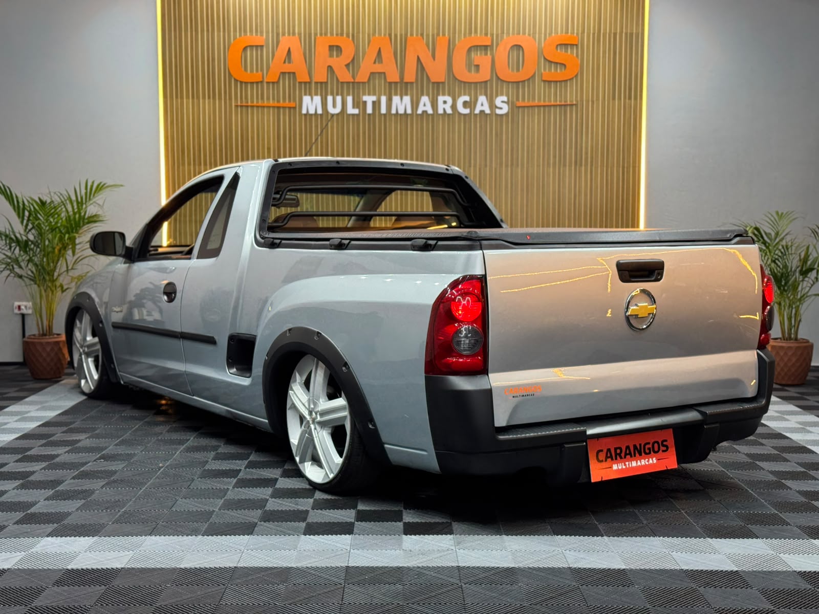 Chevrolet Montana 2008 rebaixada vista de traseira