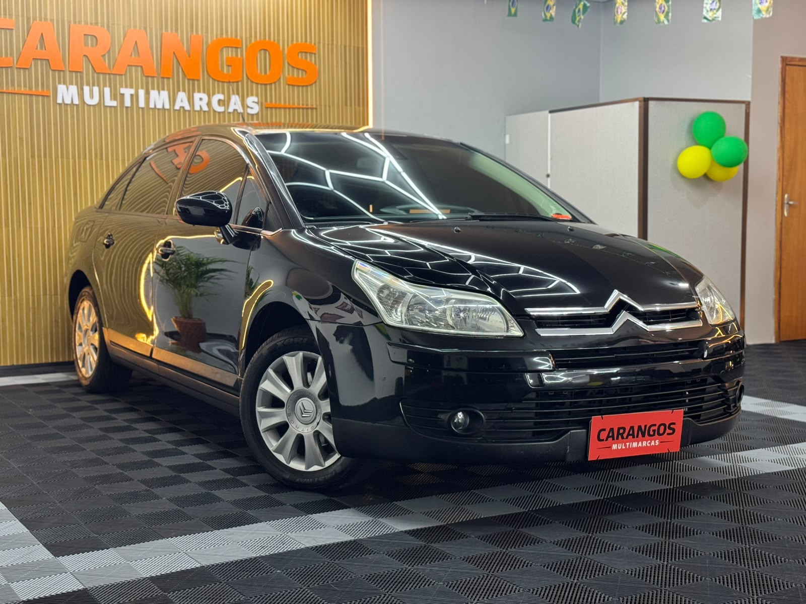 Citroën C4 Pallas 2011 preto visto de frente por outro ângulo