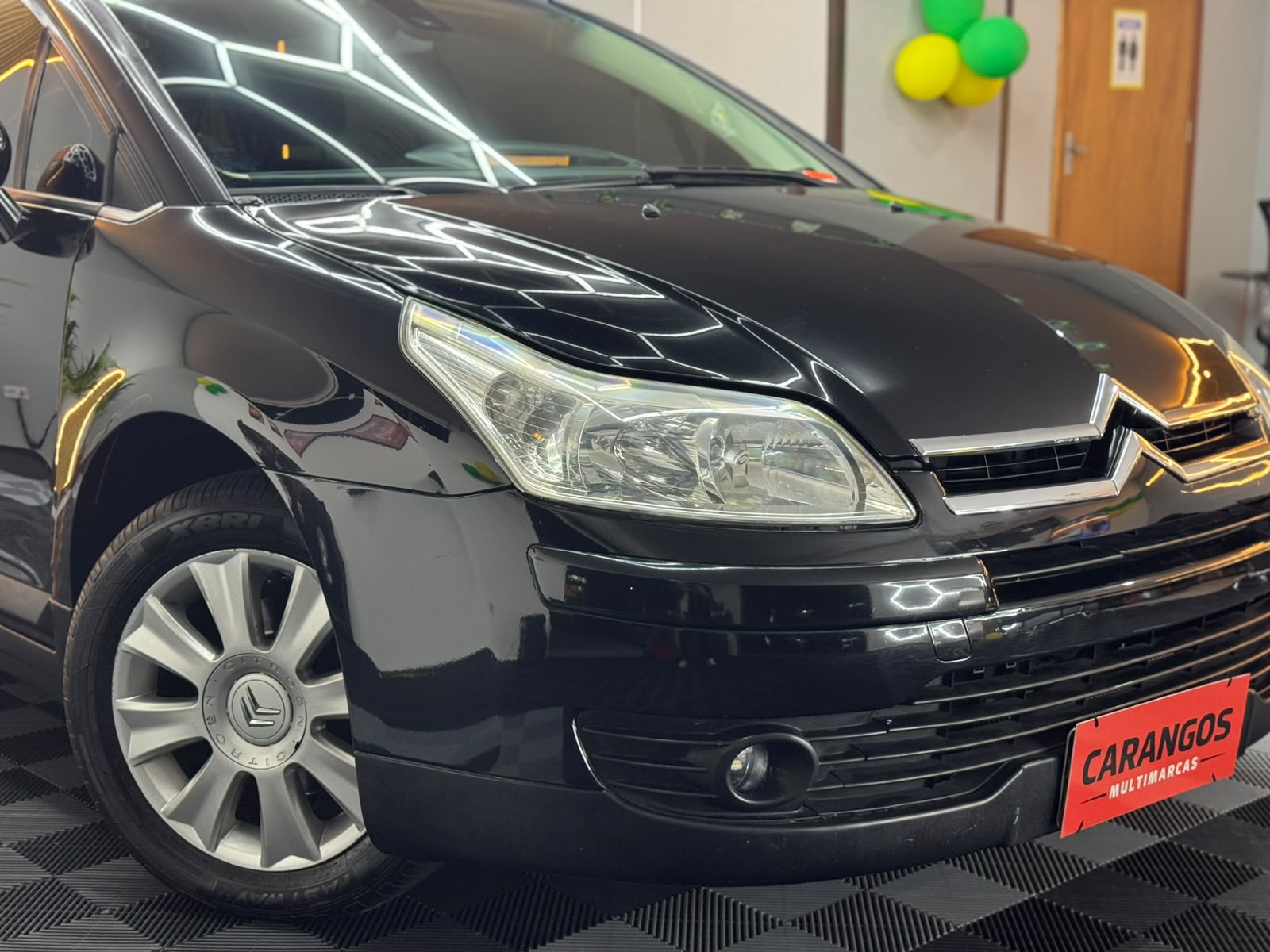 Citroën C4 Pallas 2011 preto visto de frente por outro ângulo destacando o farol