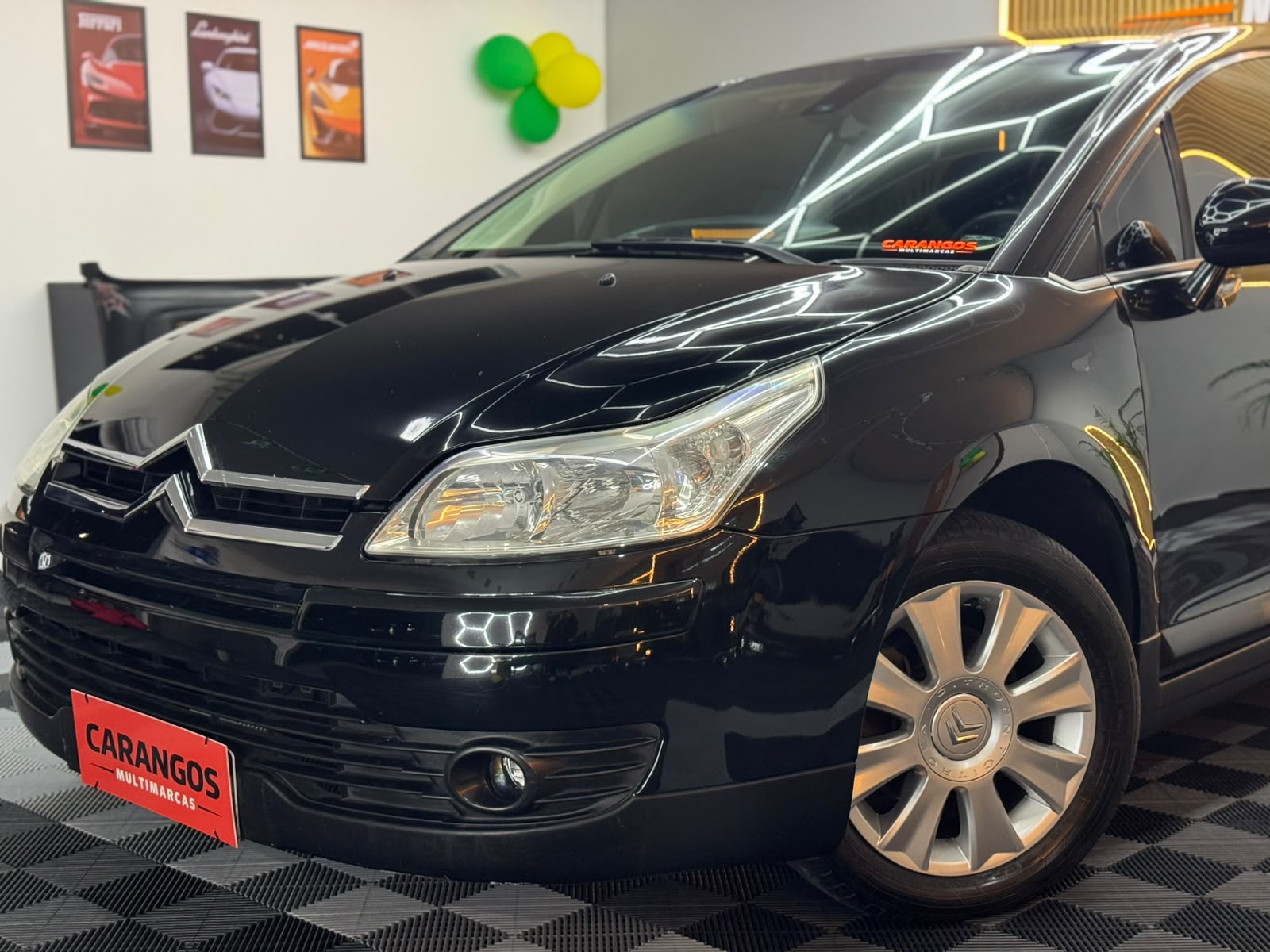 Citroën C4 Pallas 2011 preto visto de frente