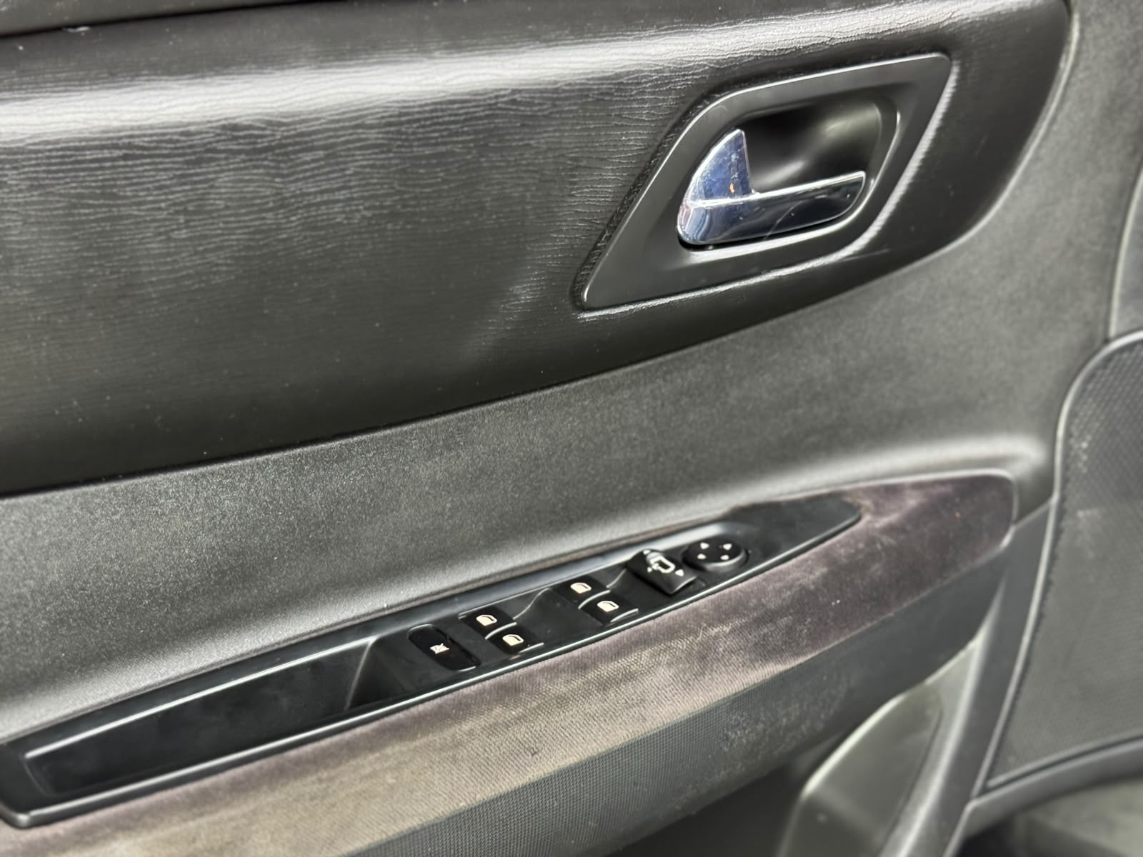 Parte interna da porta do Citroën C4 Pallas 2011 preto destacando os botões