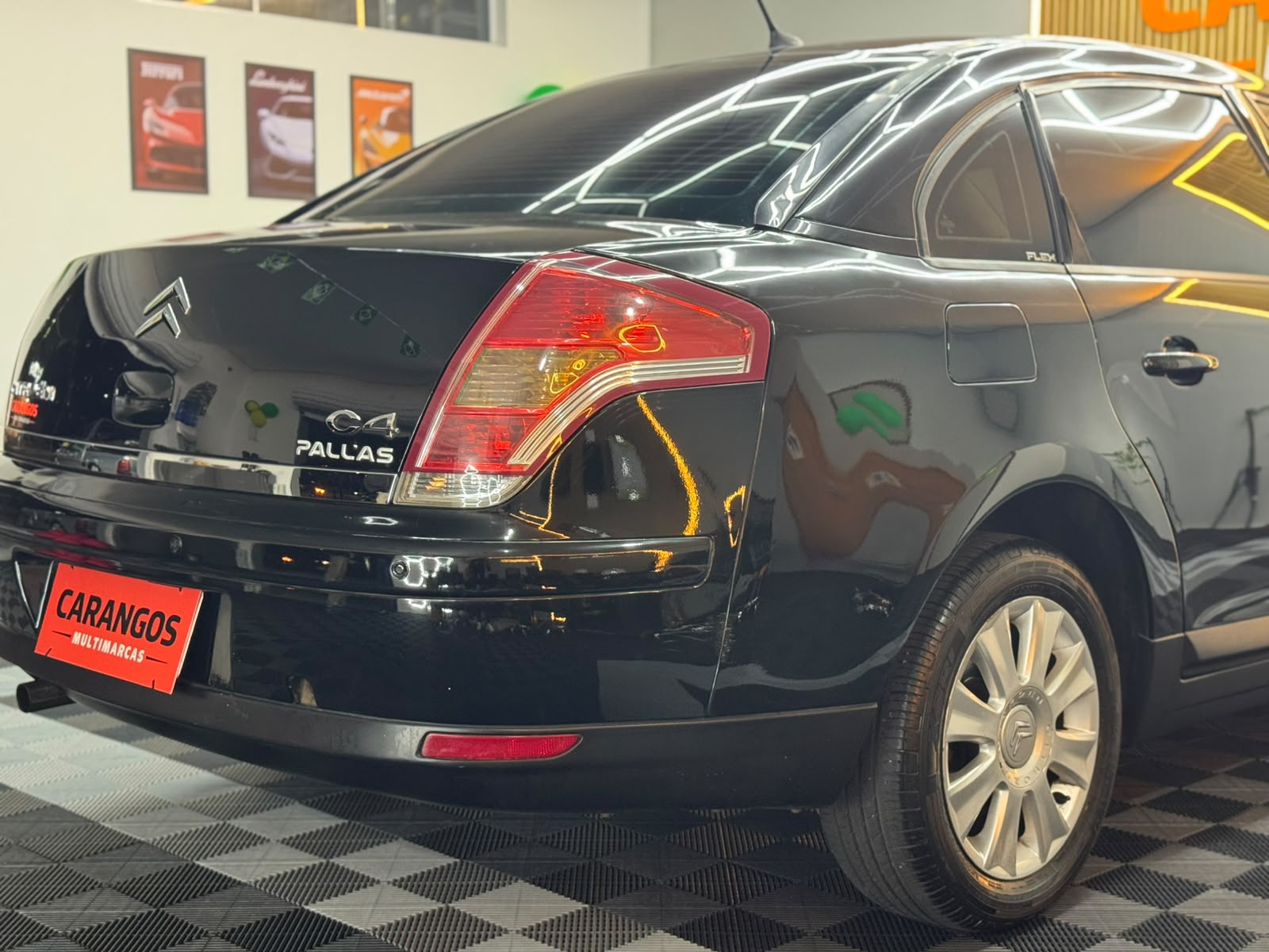 Citroën C4 Pallas 2011 preto visto pela parte traseira destacando a lanterna