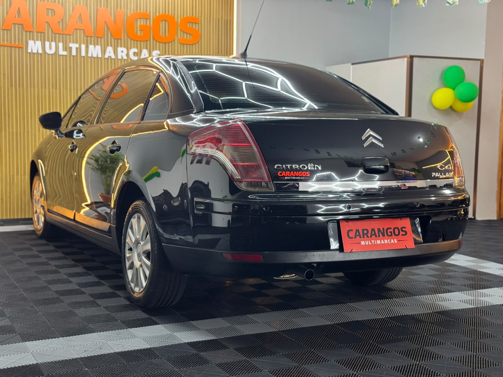 Citroën C4 Pallas 2011 preto visto pela parte traseira de outro ângulo