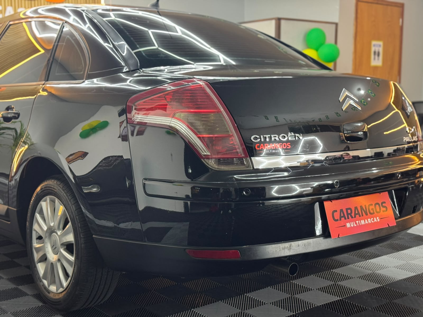 Citroën C4 Pallas 2011 preto visto pela parte traseira de outro ângulo destacando a lanterna