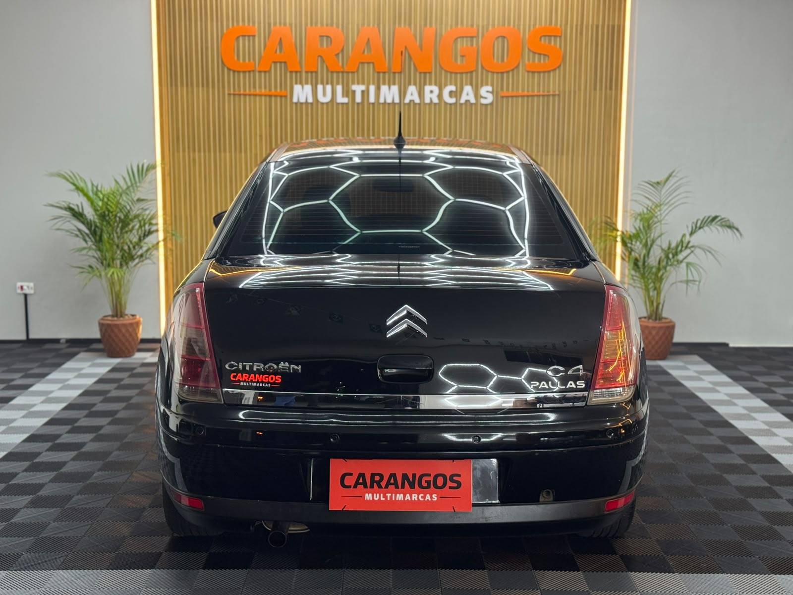 Citroën C4 Pallas 2011 preto visto pela parte traseira reto