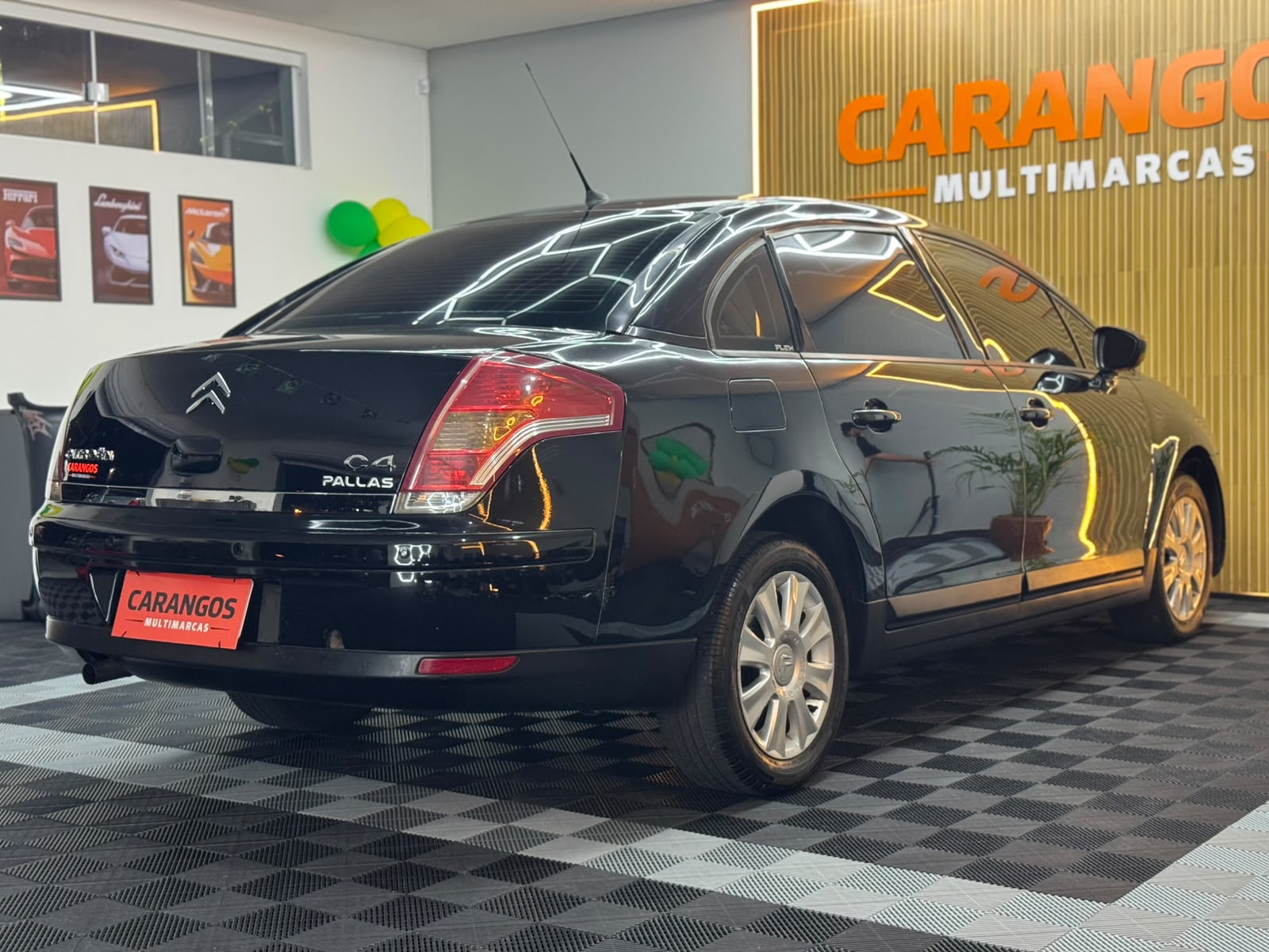 Citroën C4 Pallas 2011 preto visto pela parte traseira