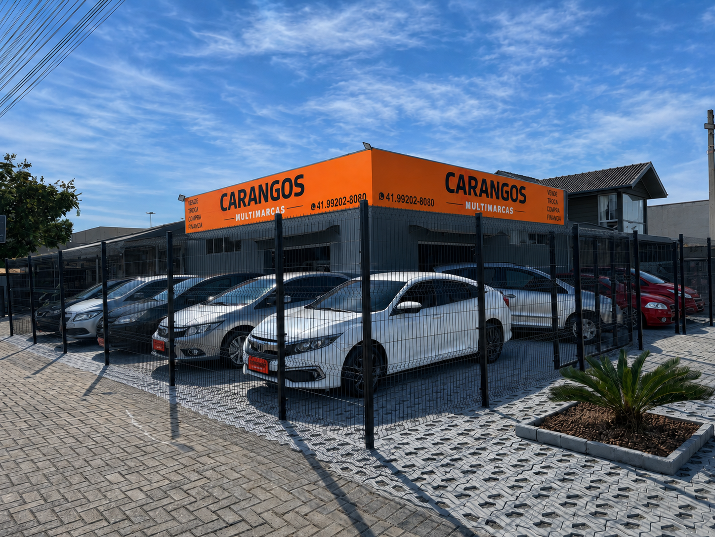 Fachada da loja Carangos Multimarcas com veículos seminovos à venda