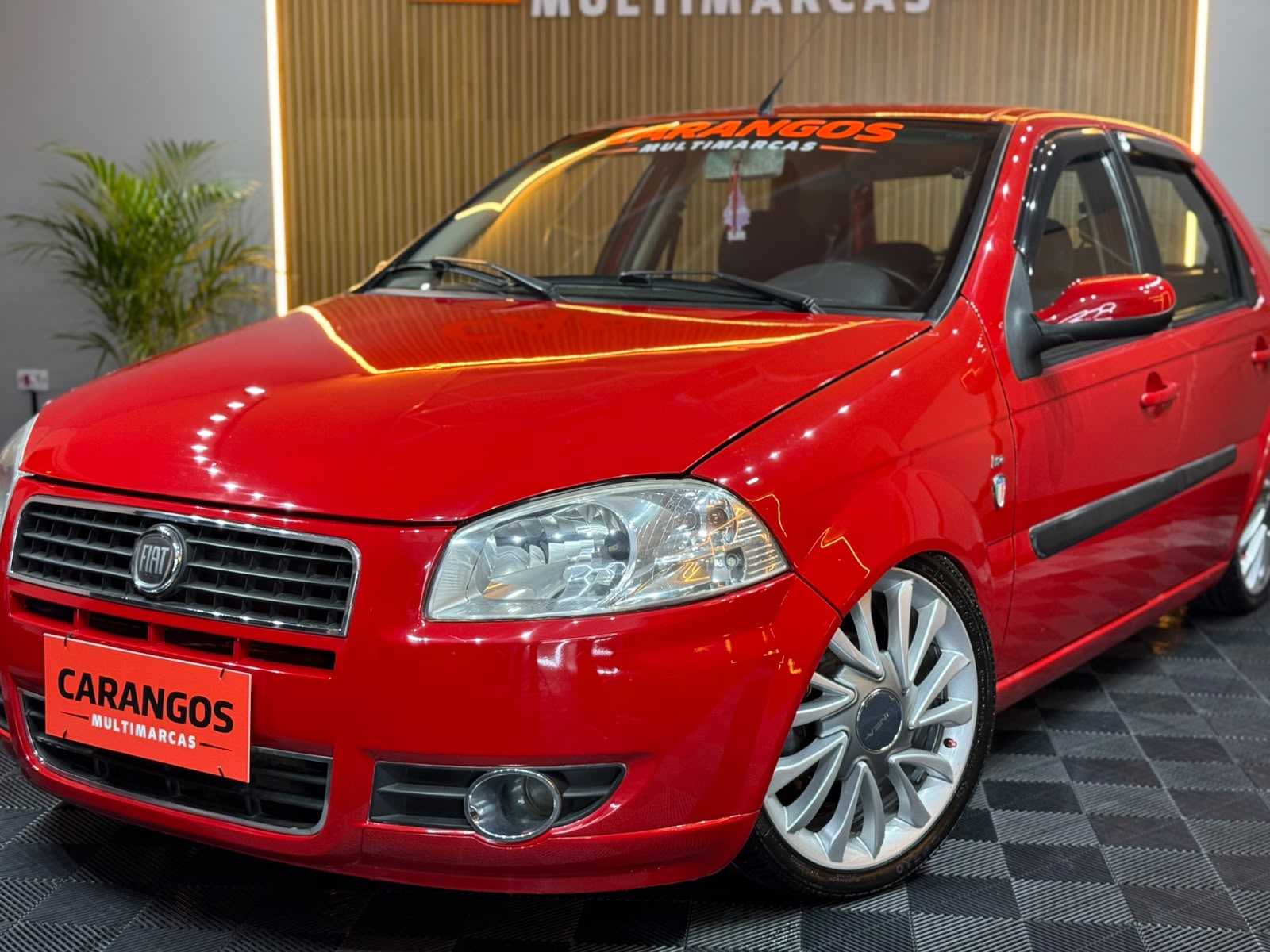 Fiat Palio 2008 rebaixado visto de frente