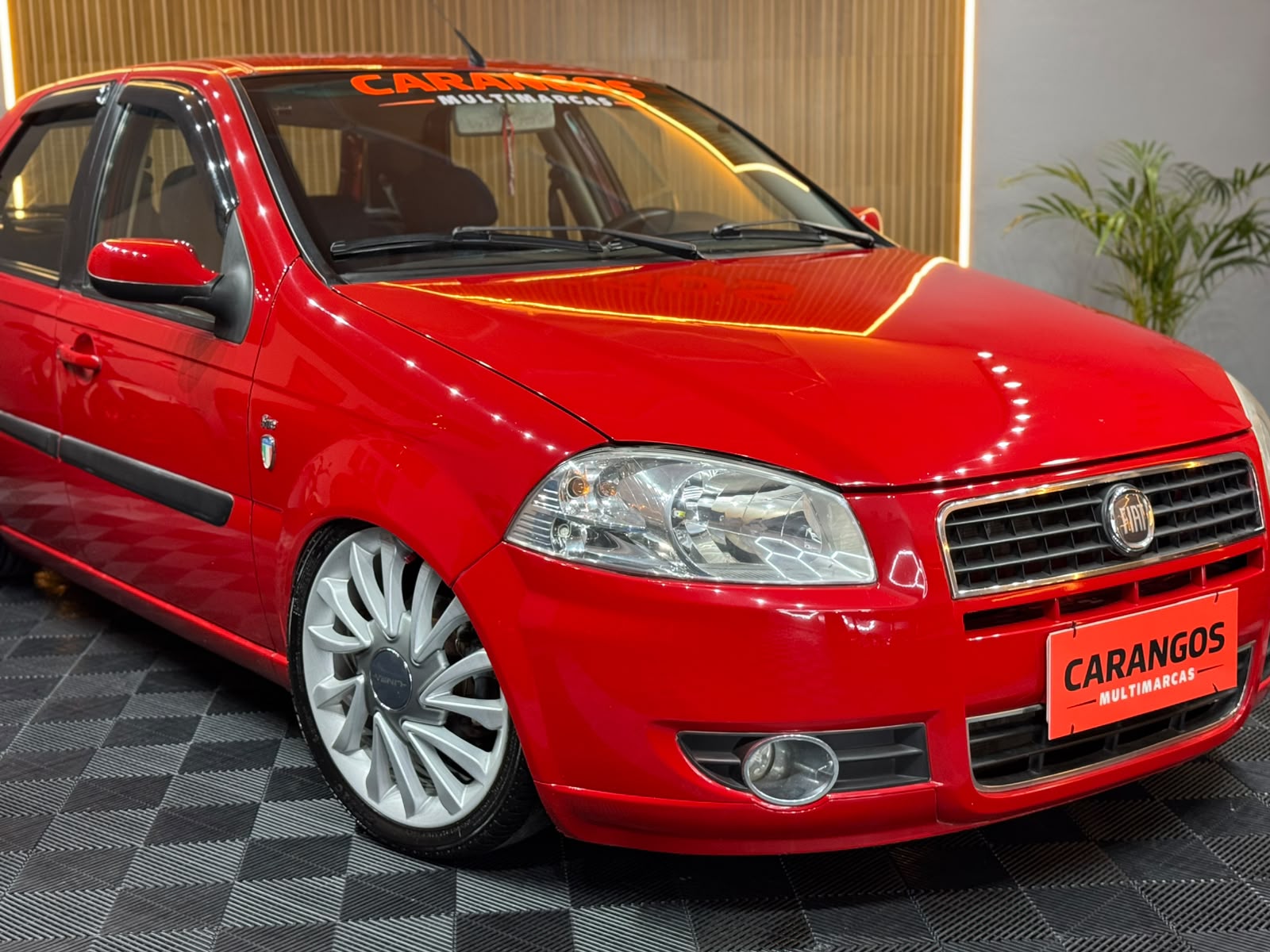 Fiat Palio 2008 rebaixado visto de frente do outro lado