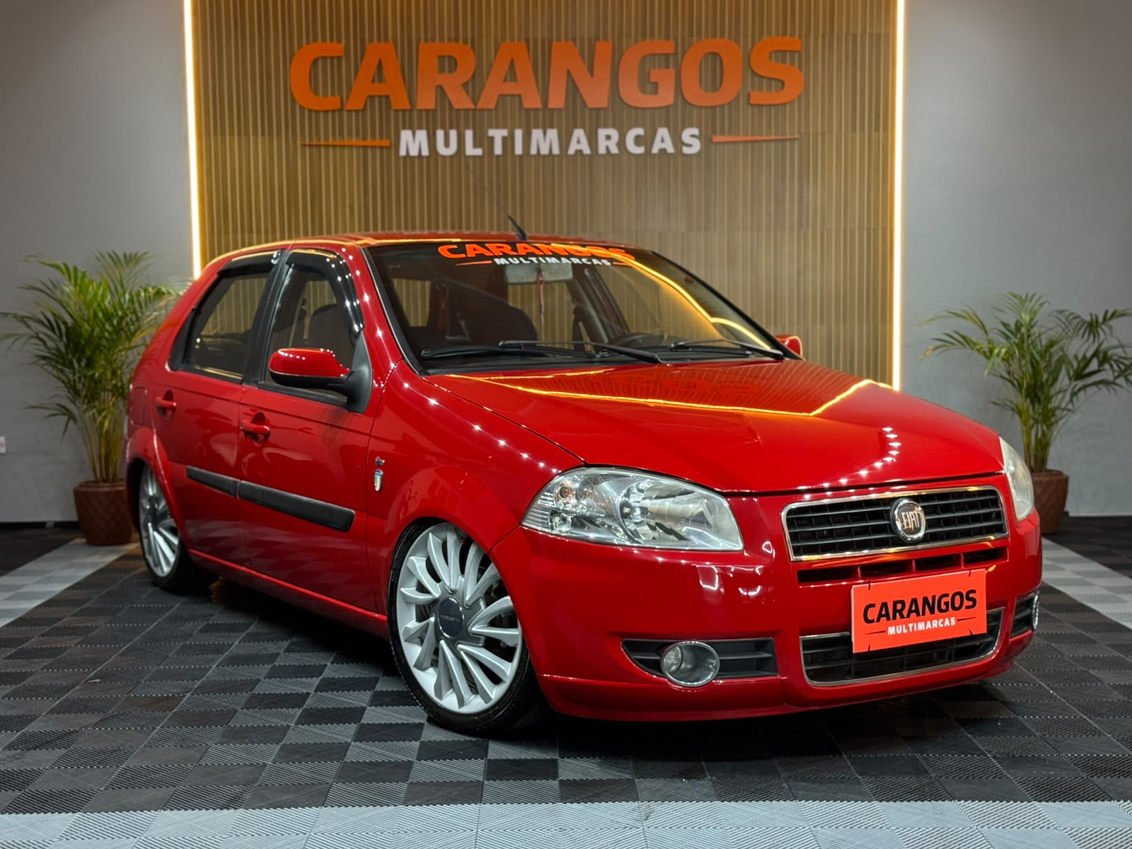 Fiat Palio 2008 rebaixado visto de frente por outro angulo