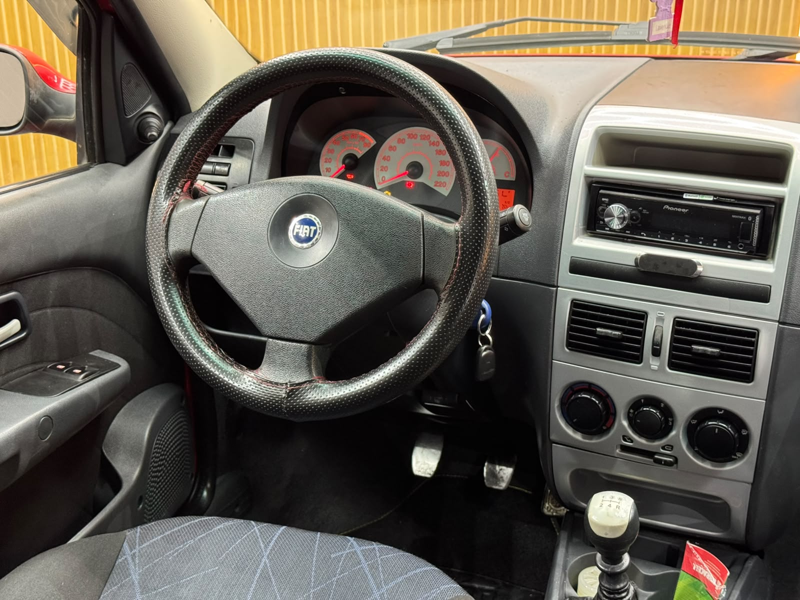 Interior do Fiat Palio 2008 rebaixado