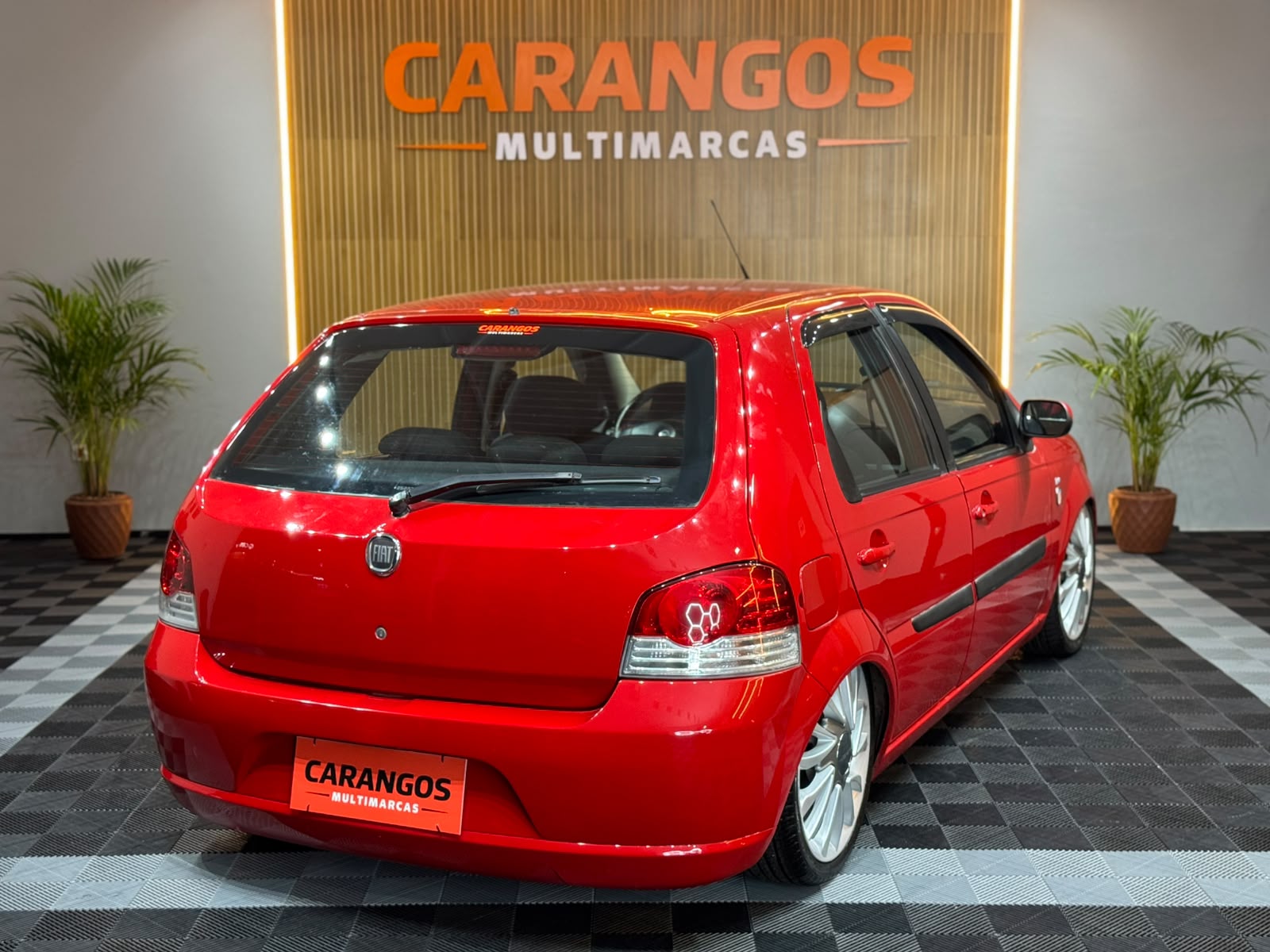 Fiat Palio 2008 rebaixado visto pela parte traseira