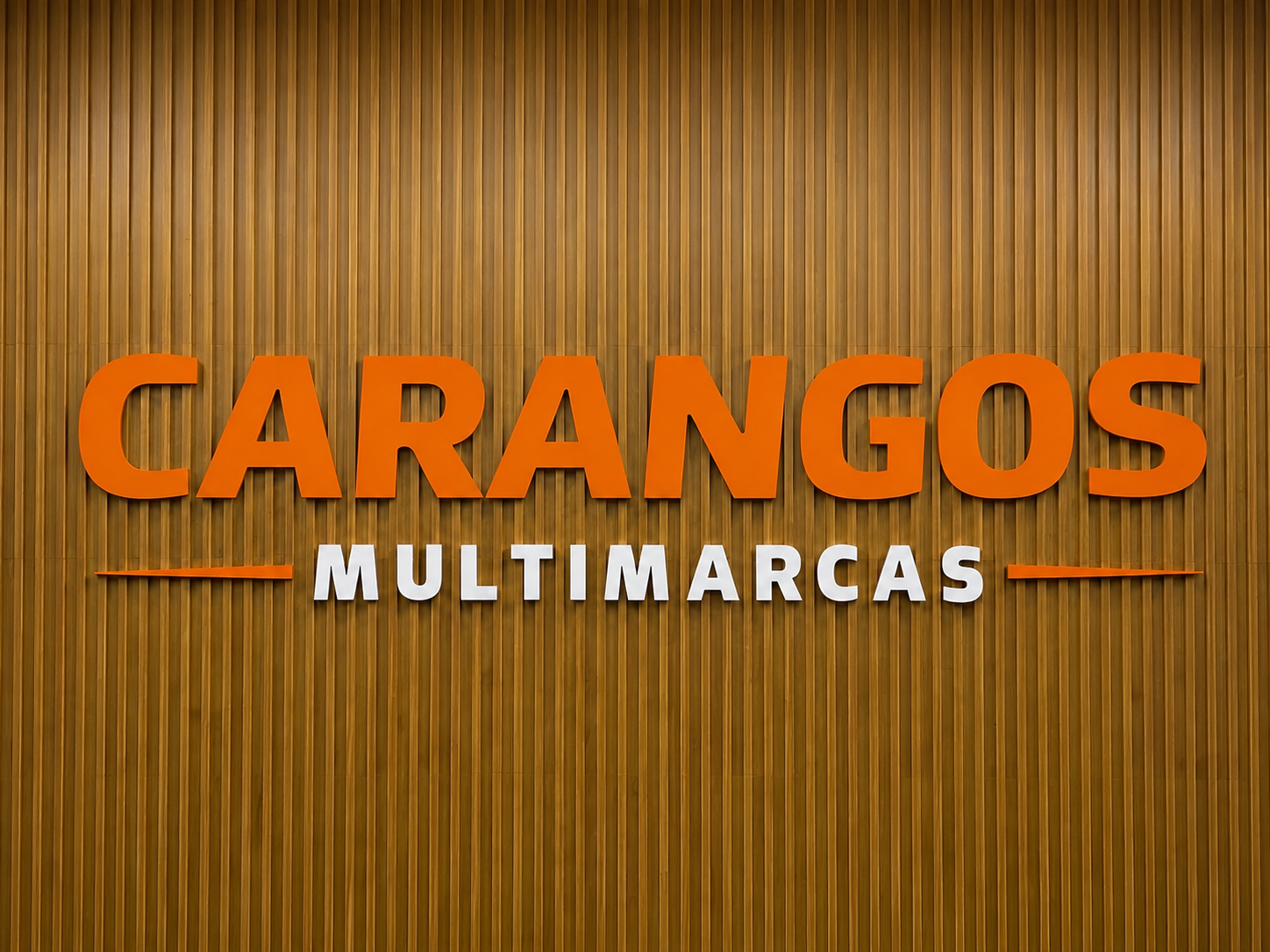 Logo da Carangos Multimarcas em painel interno da loja