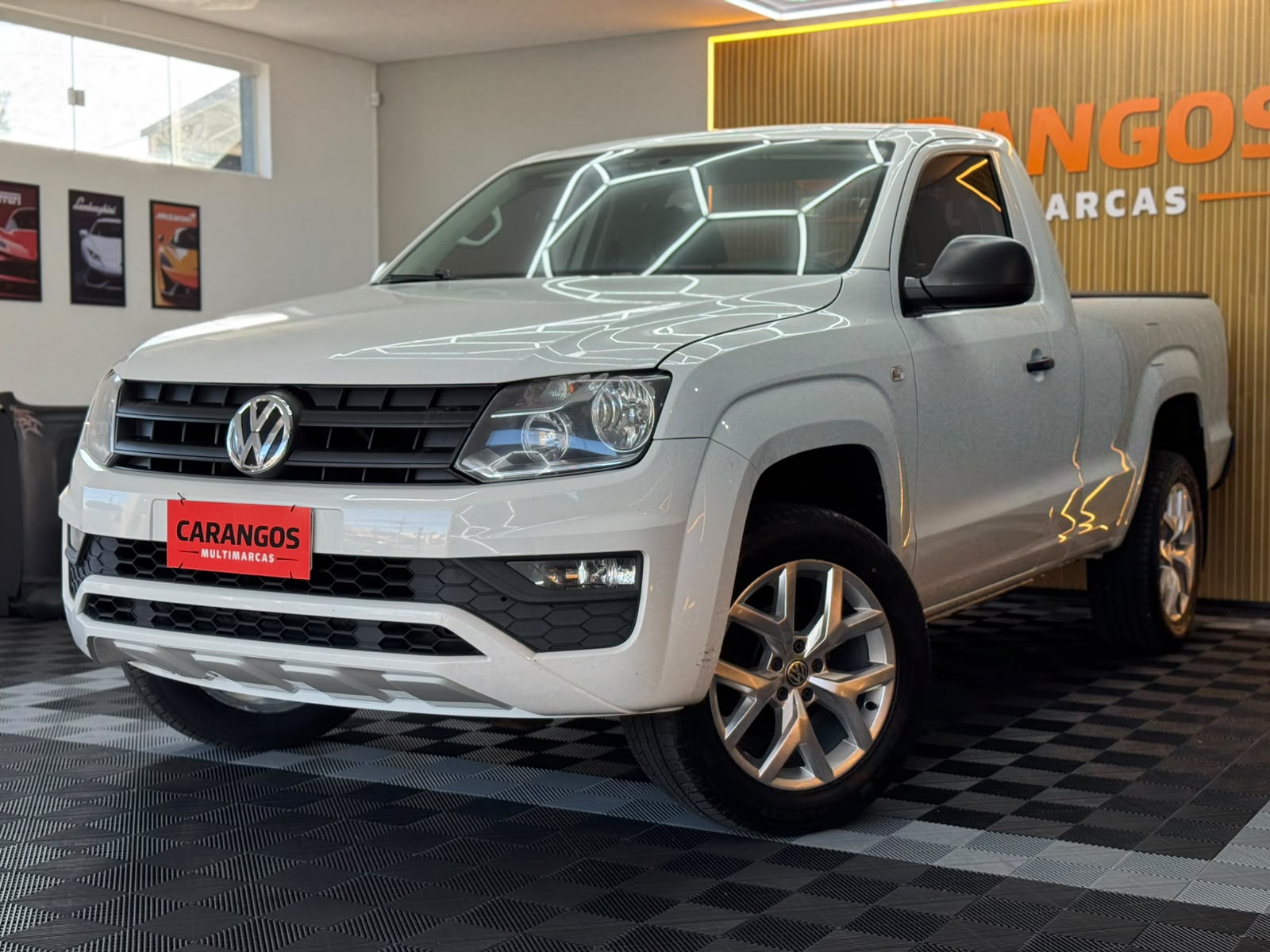 Volkswagen Amarok 2019 branca cabine simples em destaque na foto principal do anúncio