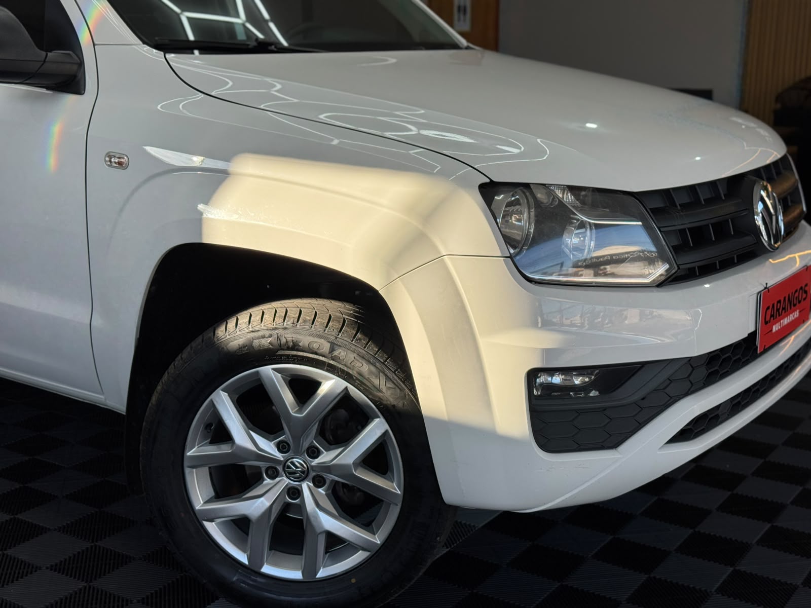 Volkswagen Amarok 2019 branca cabine simples vista de frente por outro ângulo