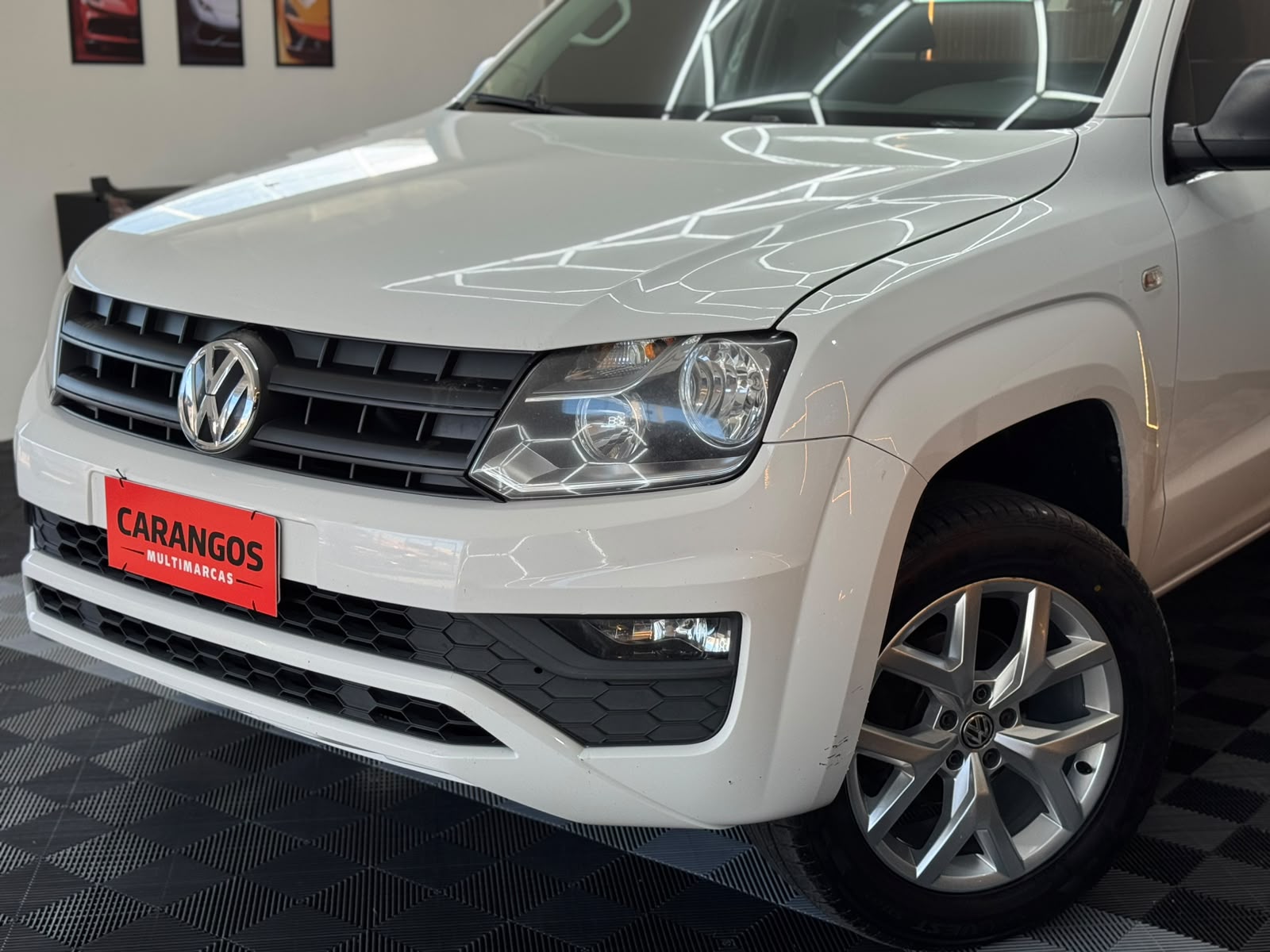 Volkswagen Amarok 2019 branca cabine simples vista de frente por um ângulo diferente