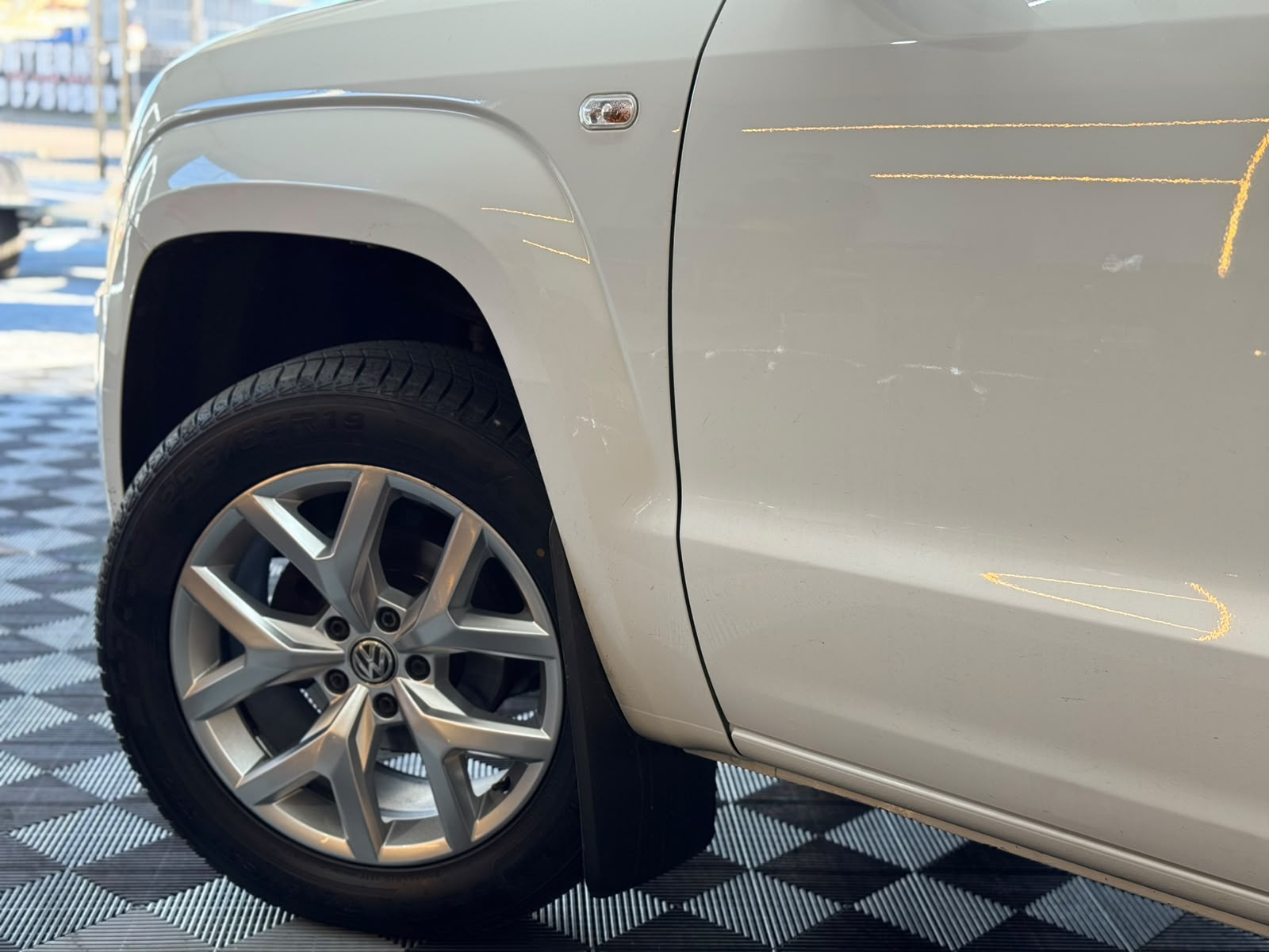 Volkswagen Amarok 2019 branca cabine simples vista de lado