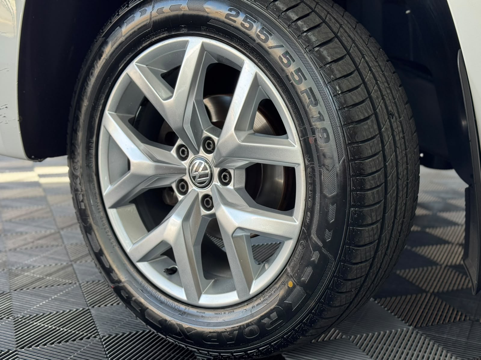 Rodas da Amarok V6 na Volkswagen Amarok 2019 branca cabine simples