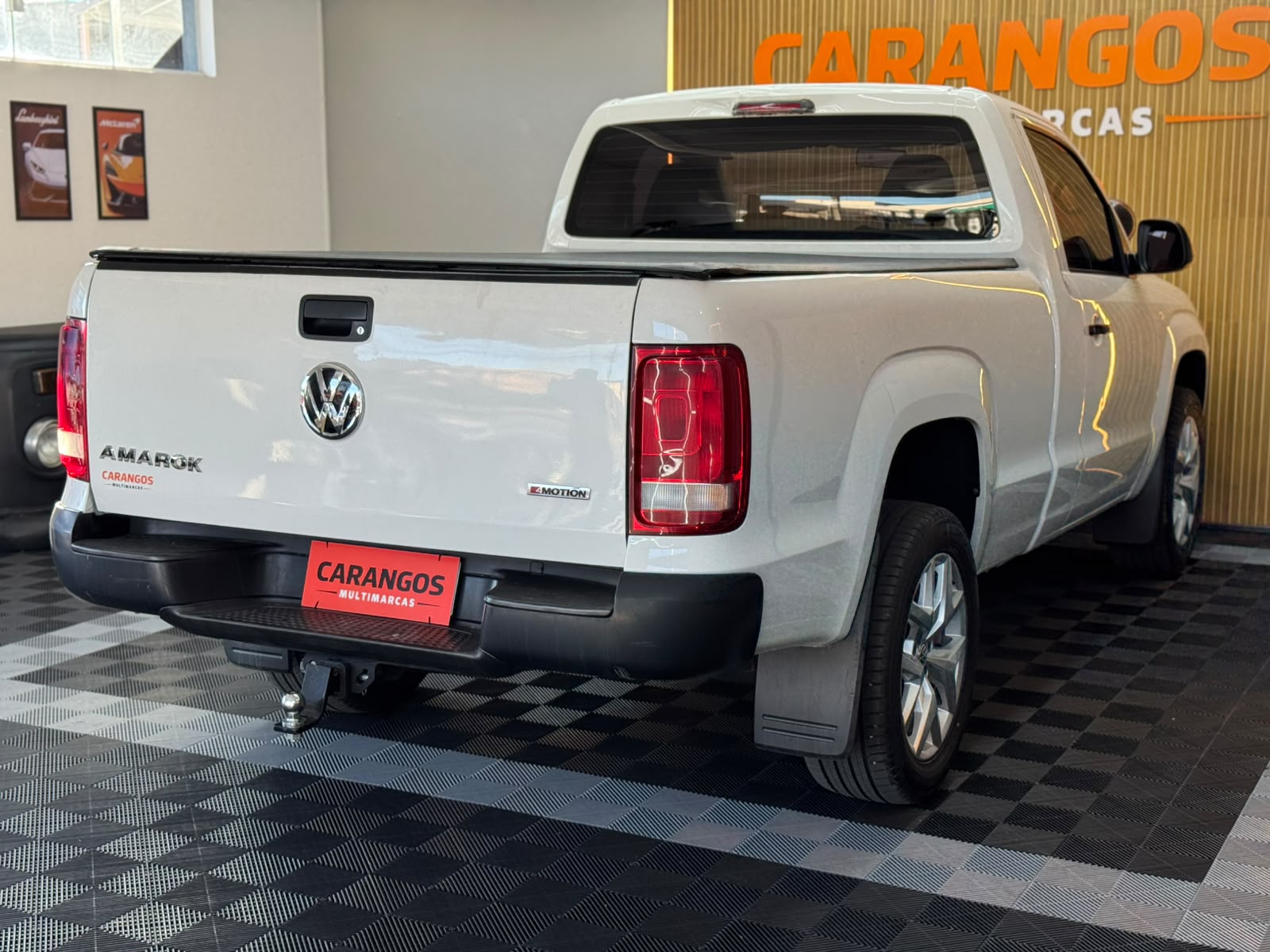 Volkswagen Amarok 2019 branca cabine simples vista pela traseira