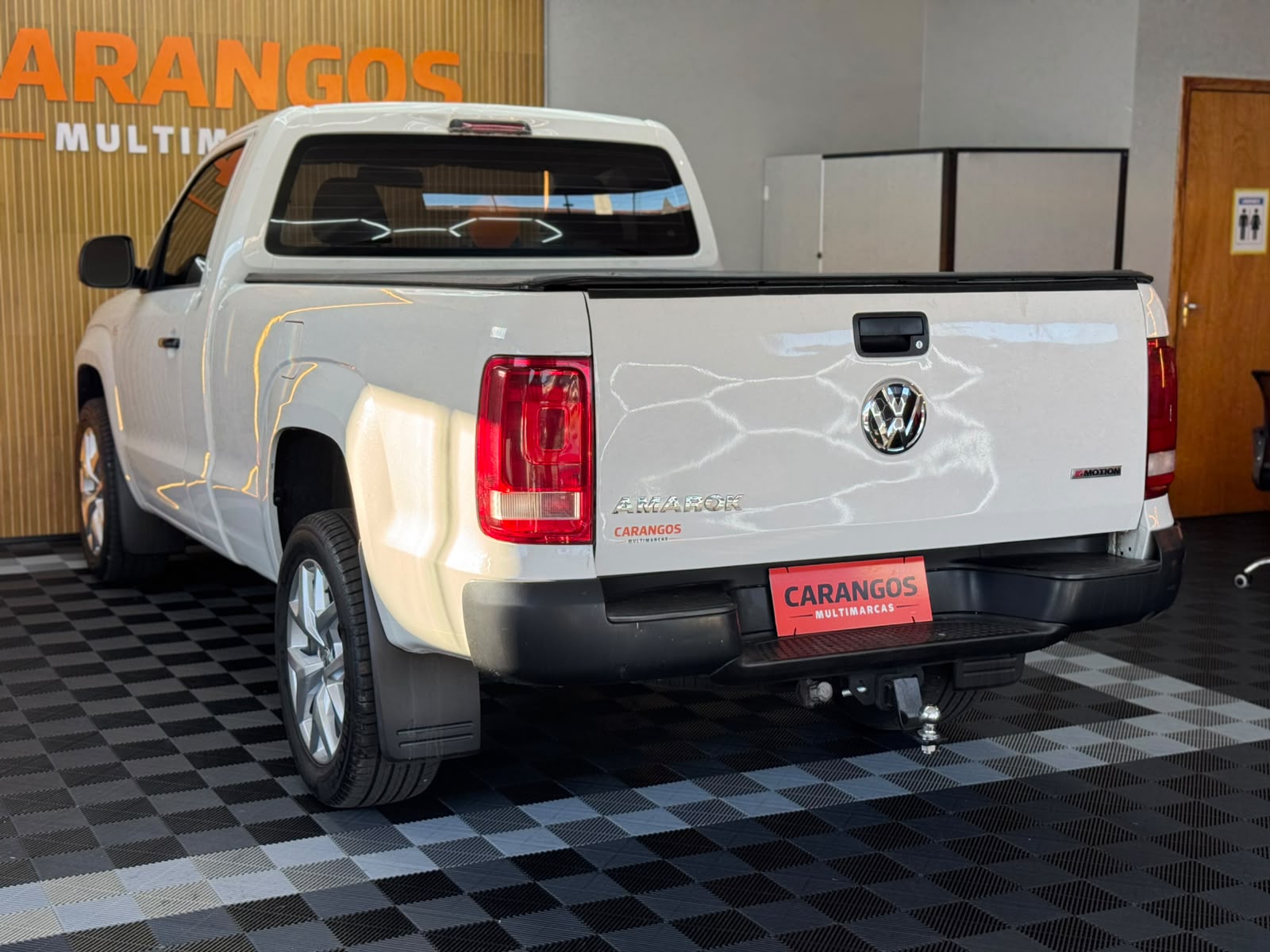Volkswagen Amarok 2019 branca cabine simples vista pela traseira de outro ângulo
